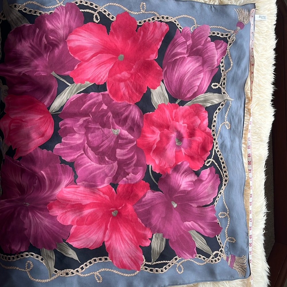 Beautiful vintage Oscar de la Renta hundred percent silk scarf 30 x 4x 34